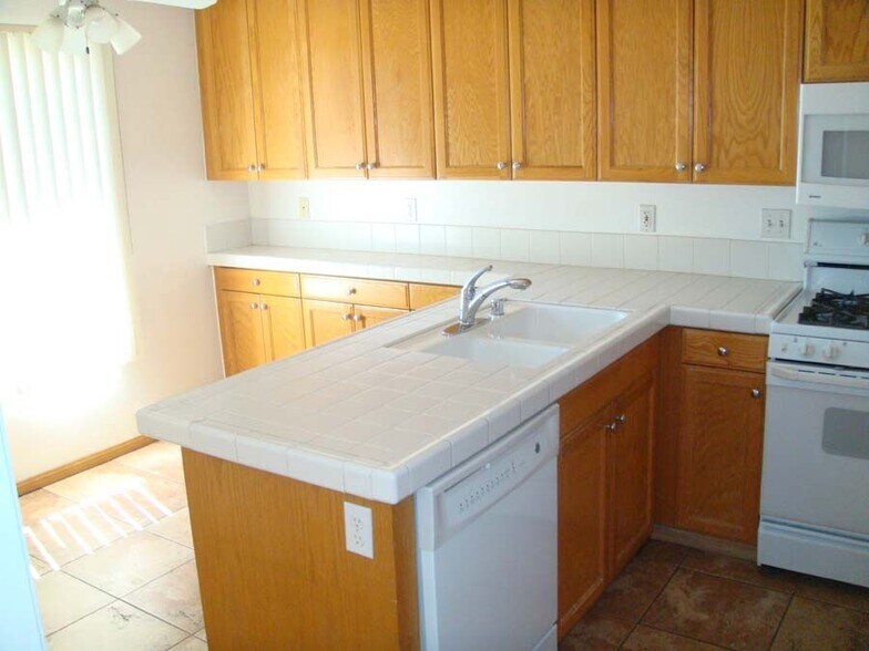 Building Photo - 15790 Midwood Dr