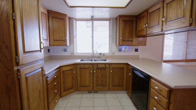 Building Photo - 2455 S Bluff Rd