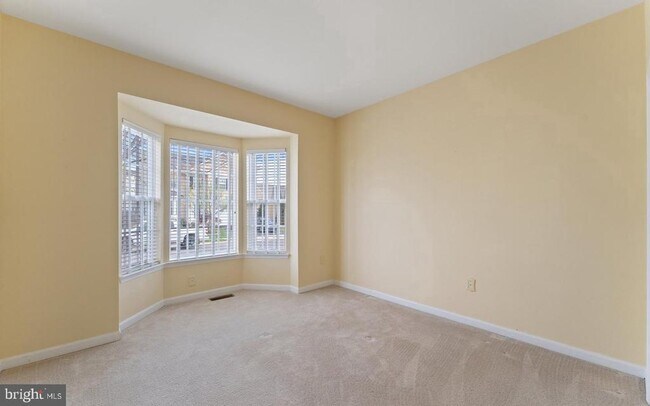 Building Photo - 575 Hunters Rd