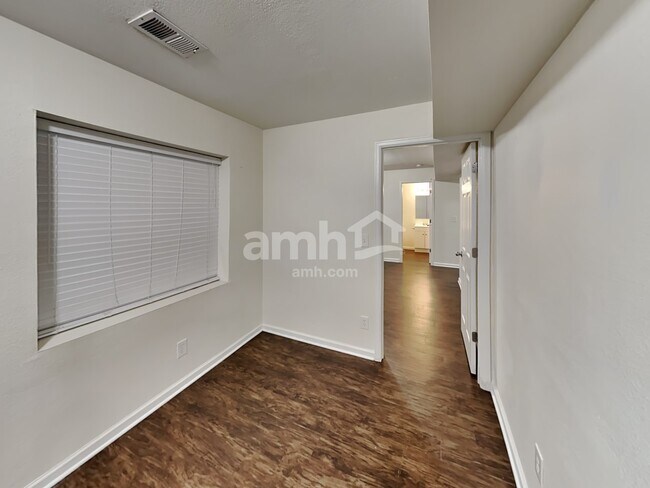 Building Photo - 522 N 8th Ct