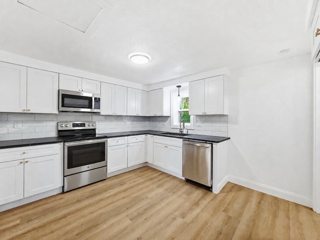 Building Photo - 2124 Bernice Ave
