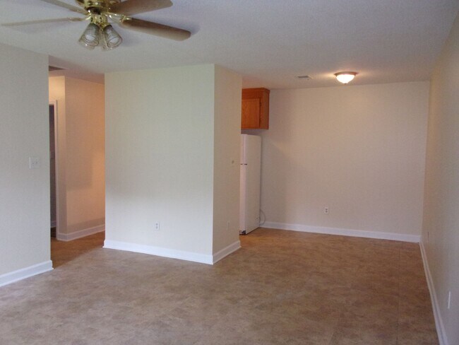 Building Photo - 1102 Chandler Dr