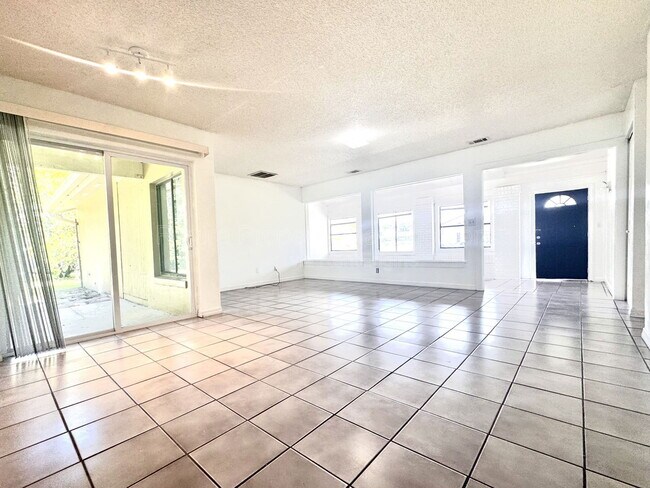 Building Photo - 708 Green Ct