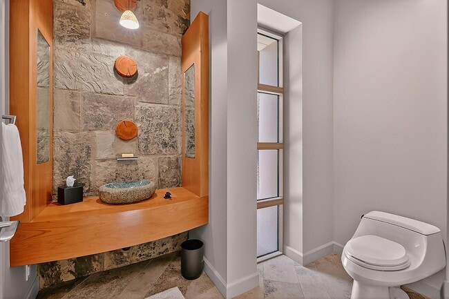 Building Photo - 9 Rockcrest