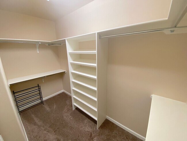 Building Photo - Gorgeous 4bed/3.5bath with 2 Master Bedrooms!
