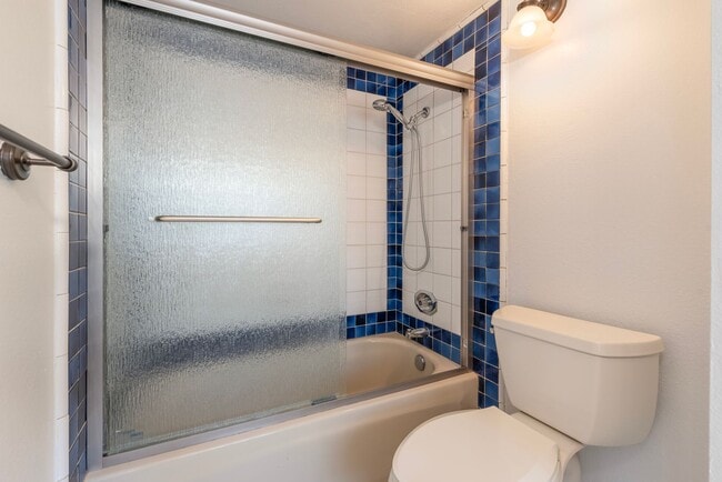 Building Photo - Updated private 2 bedroom/2.5 townhouse in...