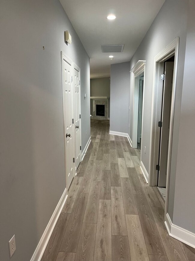Building Photo - Like new Townhome