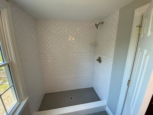 Building Photo - Updated 4 Bedroom Home Convenient to Carytown, Byrd Park And More. Available In July