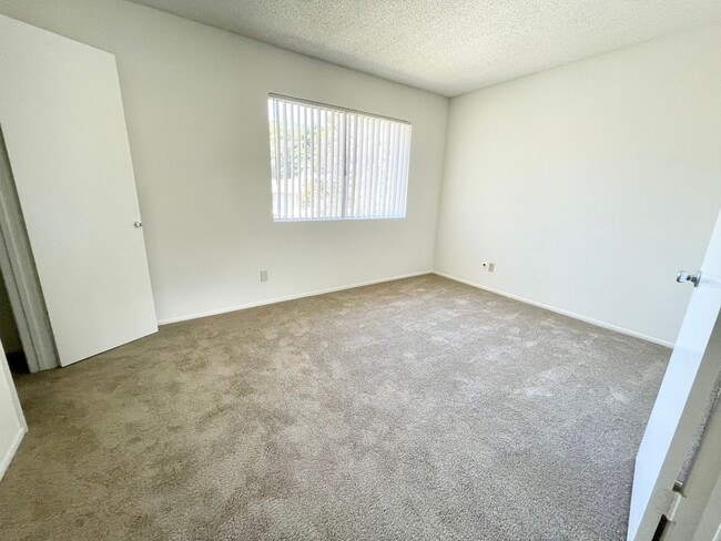 Building Photo - Fire Mountain Townhome with Garage!