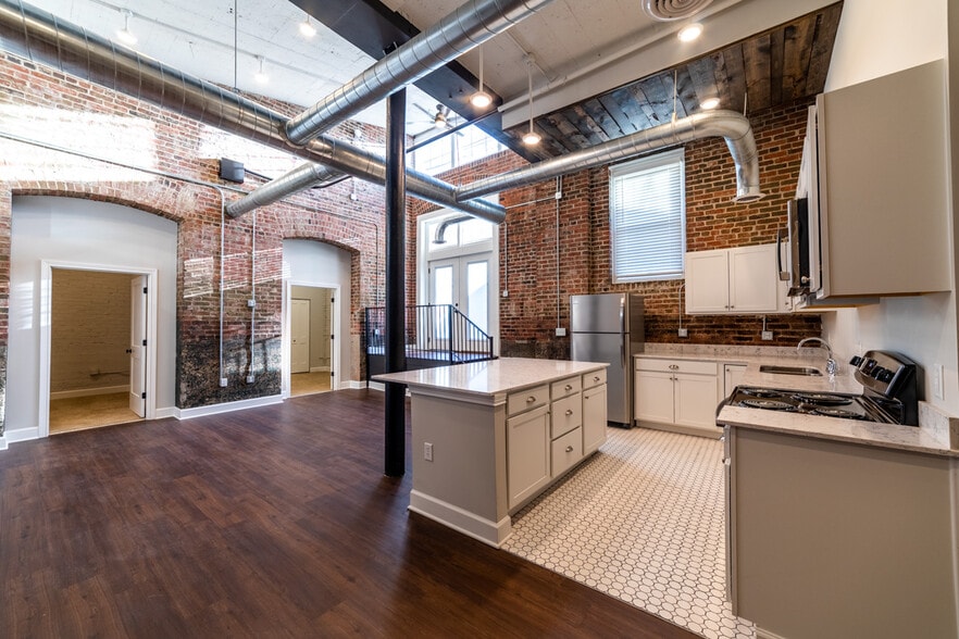 Building Photo - Buckingham & Balmoral