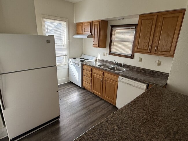 Building Photo - 4 bed 2 bath House