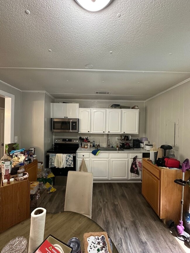 Building Photo - 4 Bedroom, 2 bathroom home near Caterpillar
