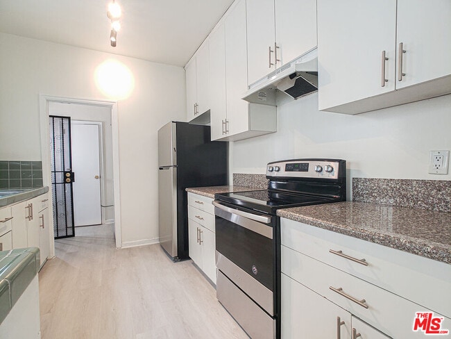 Building Photo - 336 S Wilton Pl