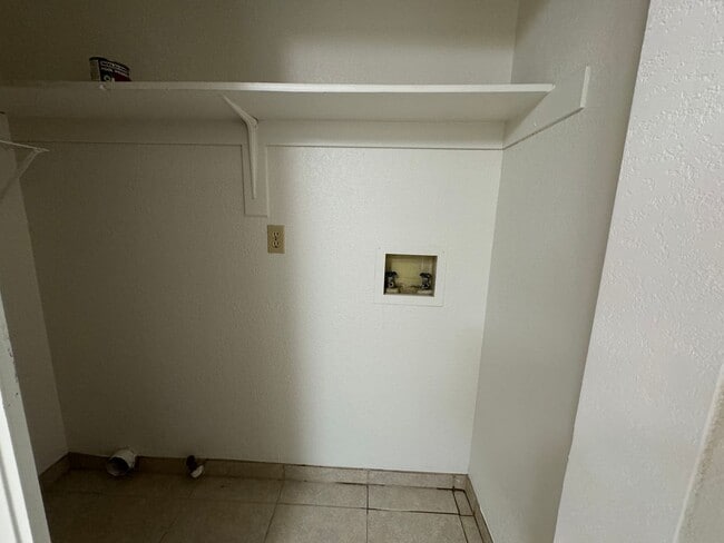 Building Photo - 3BR Duplex with gated yard and Garage