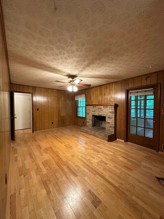 Building Photo - Available now,  3/2 with large unfinished basement, in University Heights