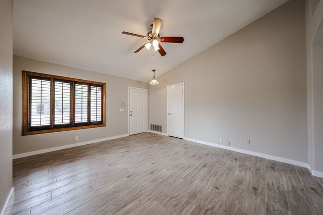 Building Photo - Welcome to this Charming 3 BEDROOM , 2 BAT...