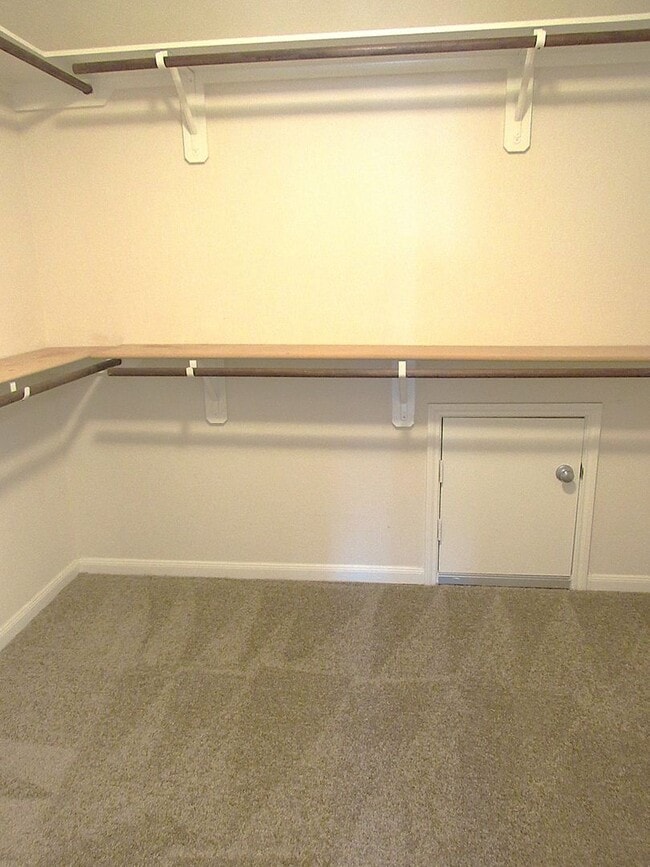 Building Photo - Spacious, Modern and Conveniently Located ...