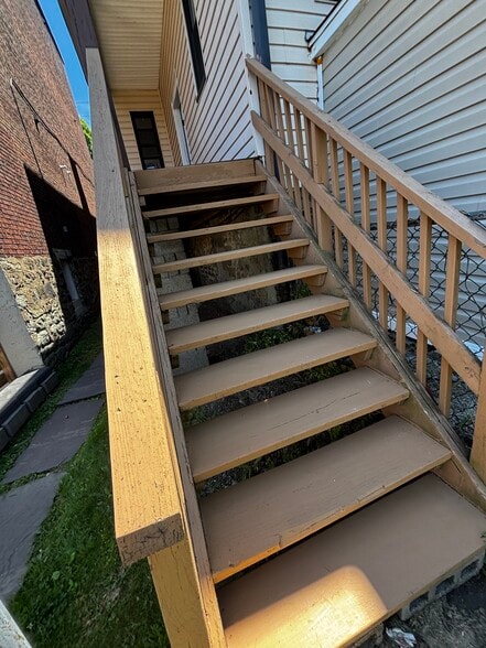 Ward, Unit 1, Side Entrance - 3313 Ward St