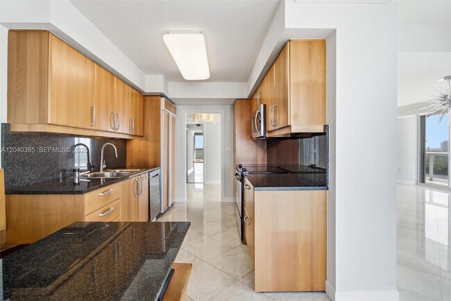 Building Photo - 16500 Collins Ave