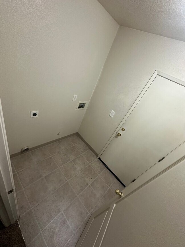 Building Photo - Four Bedroom Two Bathroom Home for Rent