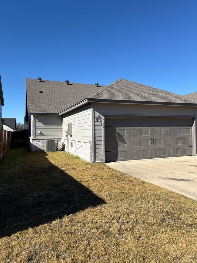 Building Photo - 3/2/2 MOVE IN SPECIALS -Great Location -