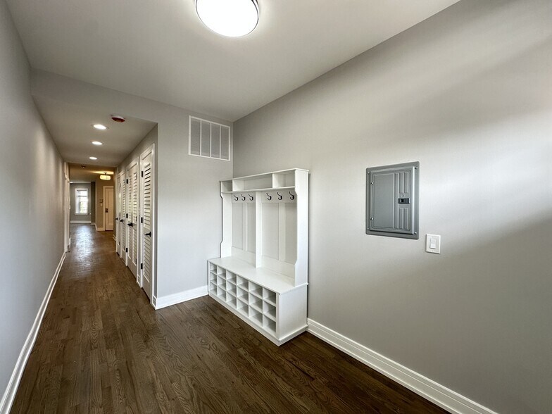 Building Photo - 2641 W Carmen Ave