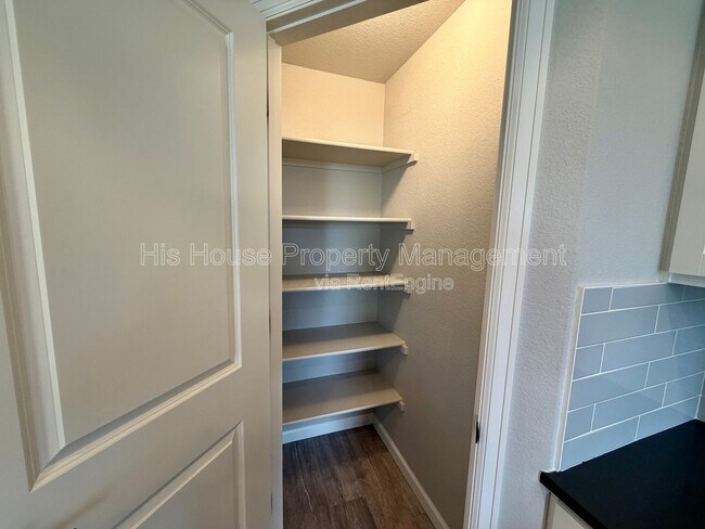 Building Photo - 2640 Brookstone Dr