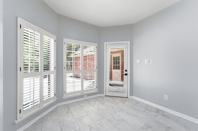 Building Photo - 3319 Vista Lake Dr