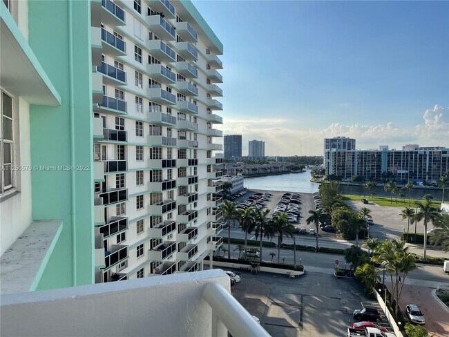Building Photo - 3725 S Ocean Dr
