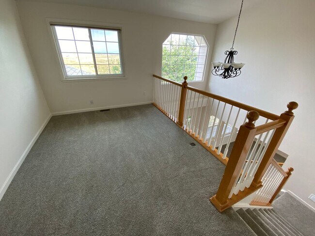Building Photo - Great Highlands Ranch Home on the Golf Course!
