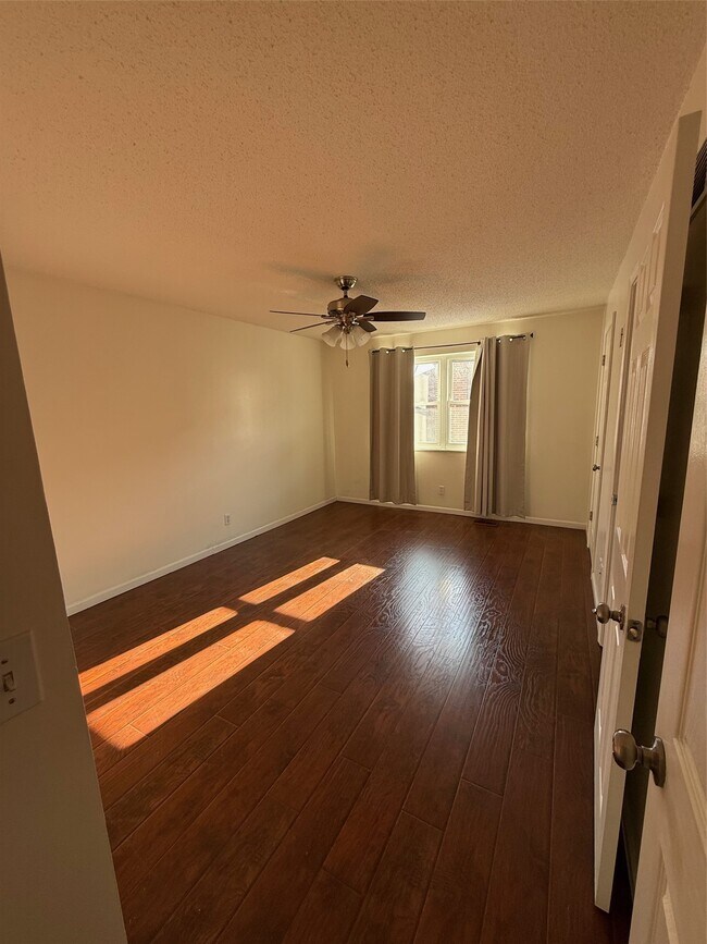 Building Photo - 7925 Royal Arms Ct