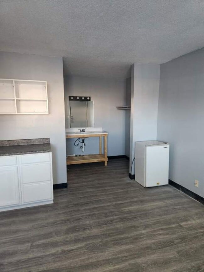 Building Photo - All Bills Paid Studio | Furnished Option Available | Ideal for Traveling Workers