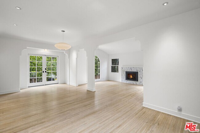 Building Photo - 435 Westmount Dr