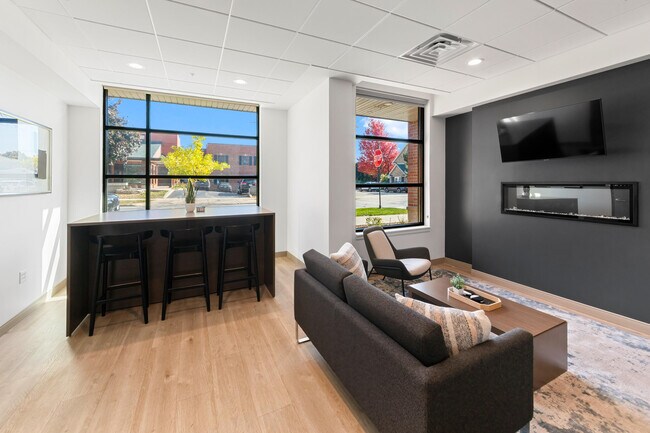 Building Photo - 2420 E Capitol Dr