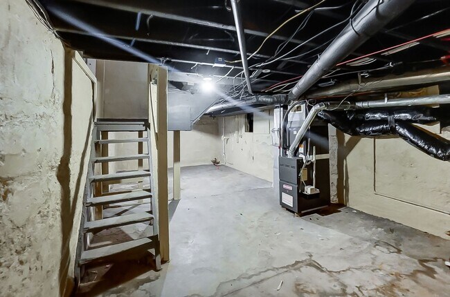 Building Photo - 512 Troy St