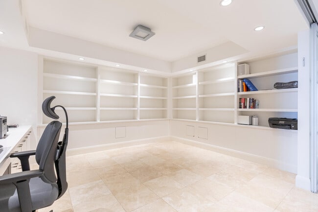 Building Photo - 20201 E Country Club Dr