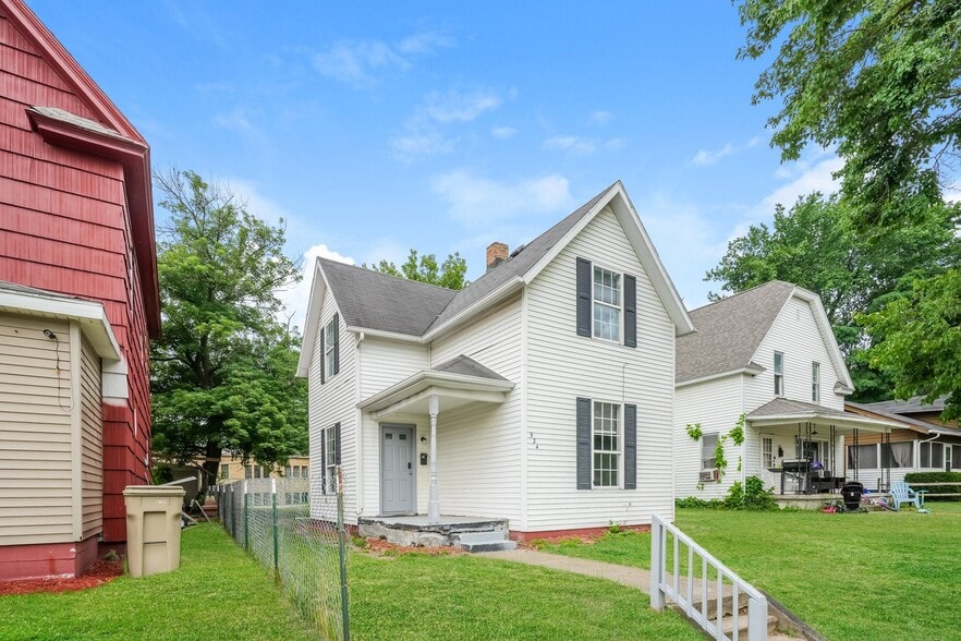 Building Photo - 924 E Dayton St