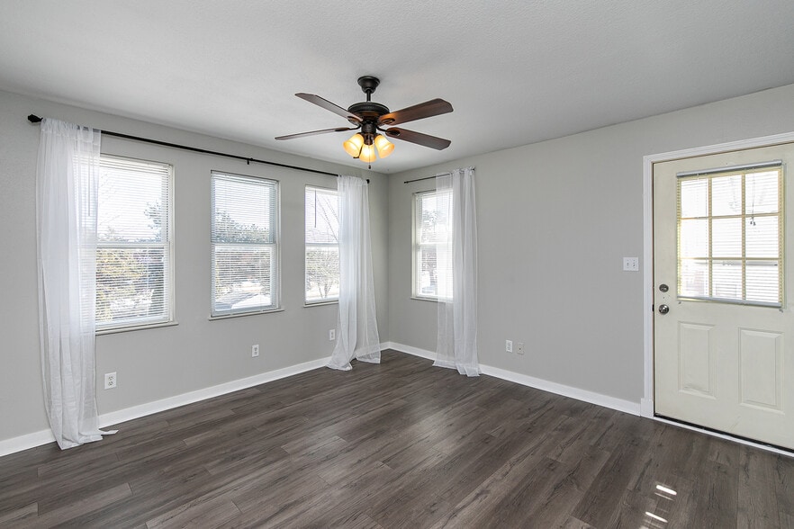 sunroom - 1101 SE Chaparal Dr