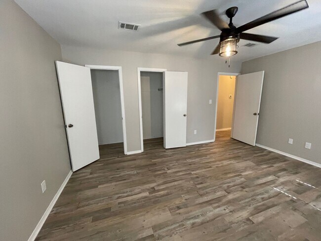 Building Photo - 4615 Gladstone Dr