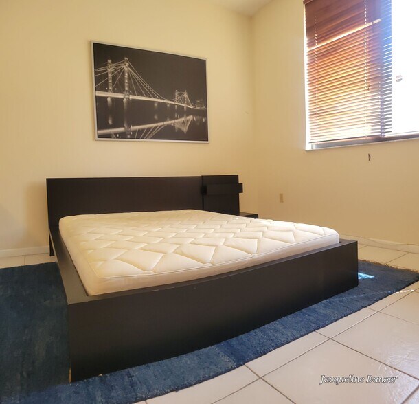 Bed - 540 Brickell Key Dr