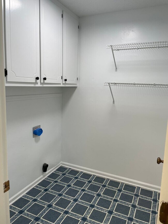 Building Photo - 7942 Lake Vista Dr