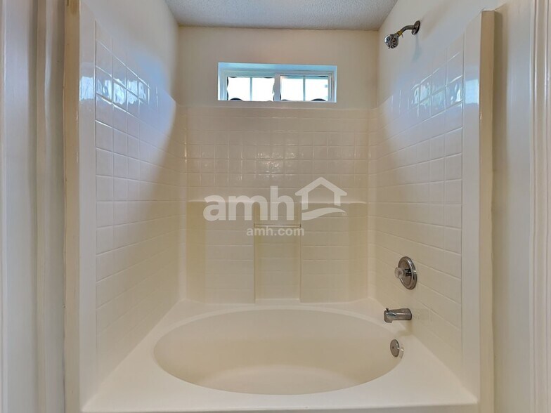 Building Photo - 3923 Cedar Hill Dr