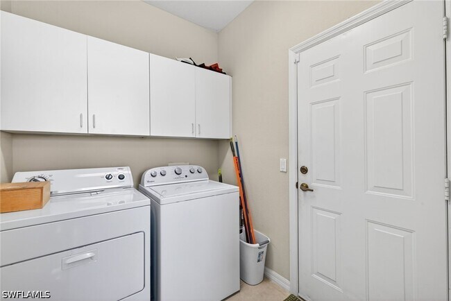 Building Photo - 1789 Winding Oaks Way