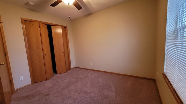 Building Photo - 3 Bedroom 1.5 bath, 2 stall garage Great SE location.