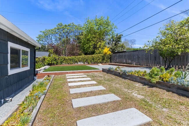 Building Photo - Fully Furnished 3-Bedroom, 1-Bath Modern Bungalow