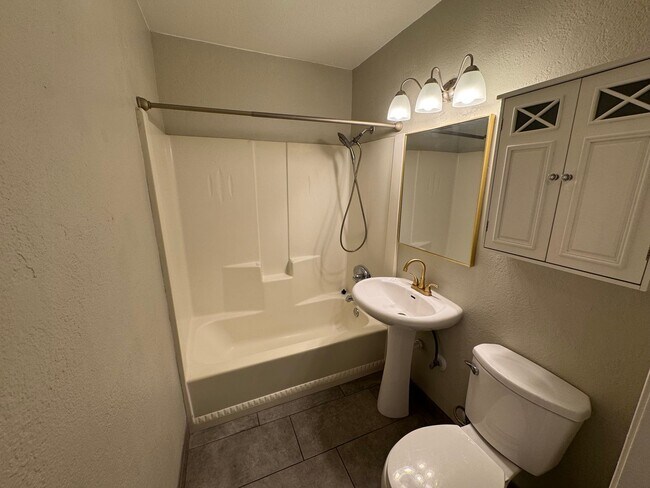 Building Photo - 428 E Montrose St