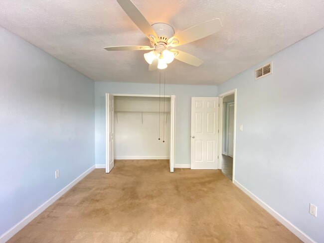 Building Photo - Spacious 3 bedroom, 2 bathroom Condo Locat...