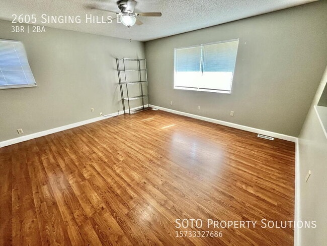 Building Photo - 2605 Singing Hills Dr