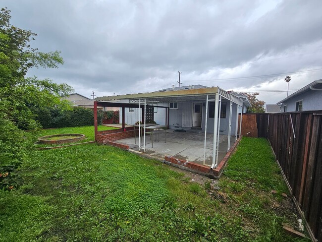 Building Photo - Freshly Updated 3 Bedroom House Looking fo...