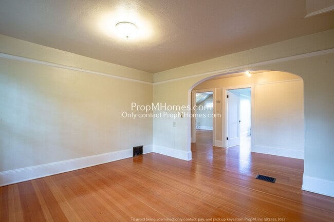 Building Photo - Cozy Three-Bedroom Duplex in Historic Irvi...